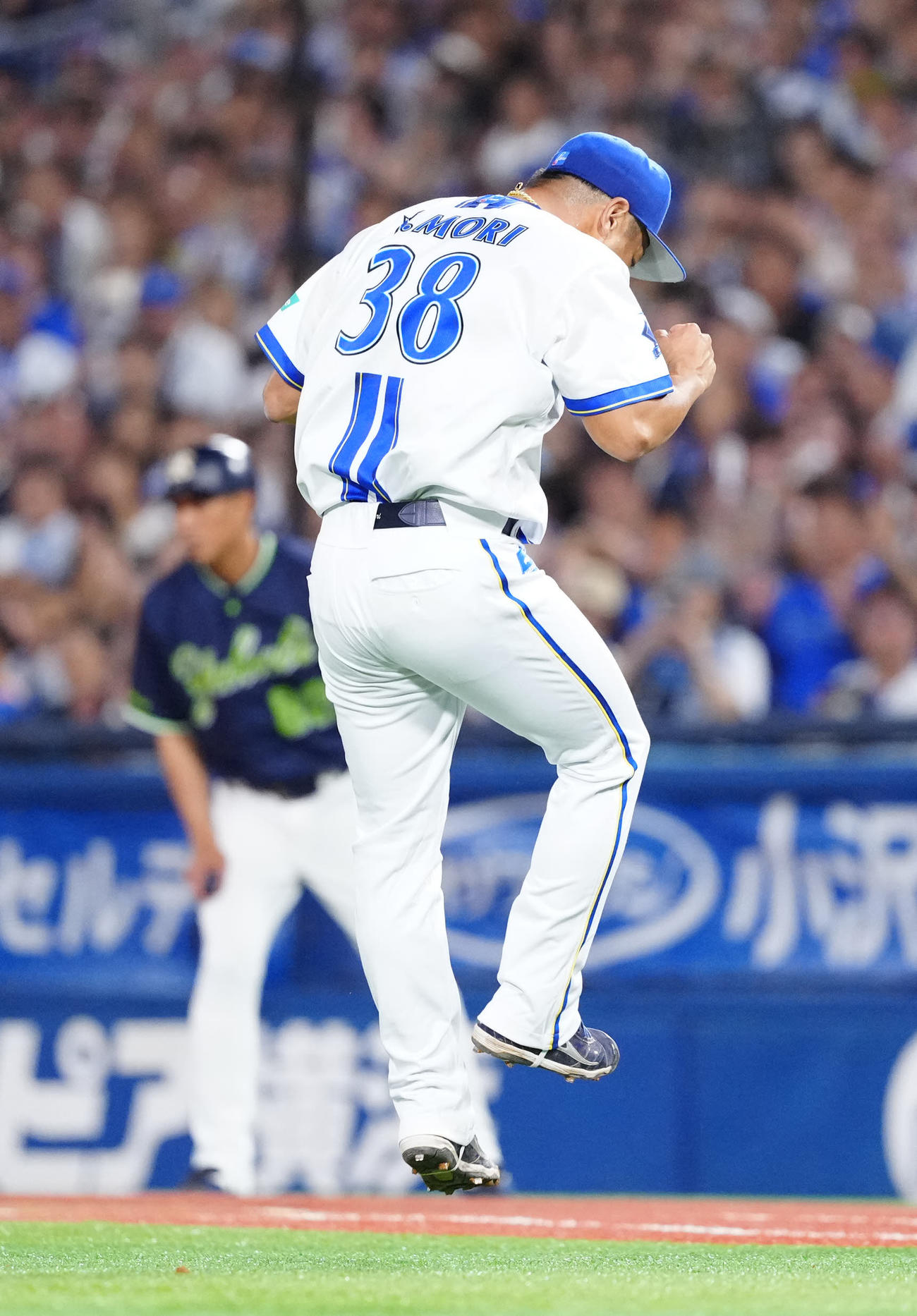 DeNA対ヤクルト　9回表ヤクルト1死一塁、北村恵を併殺に仕留めガッツポーズの森唯（撮影・江口和貴）