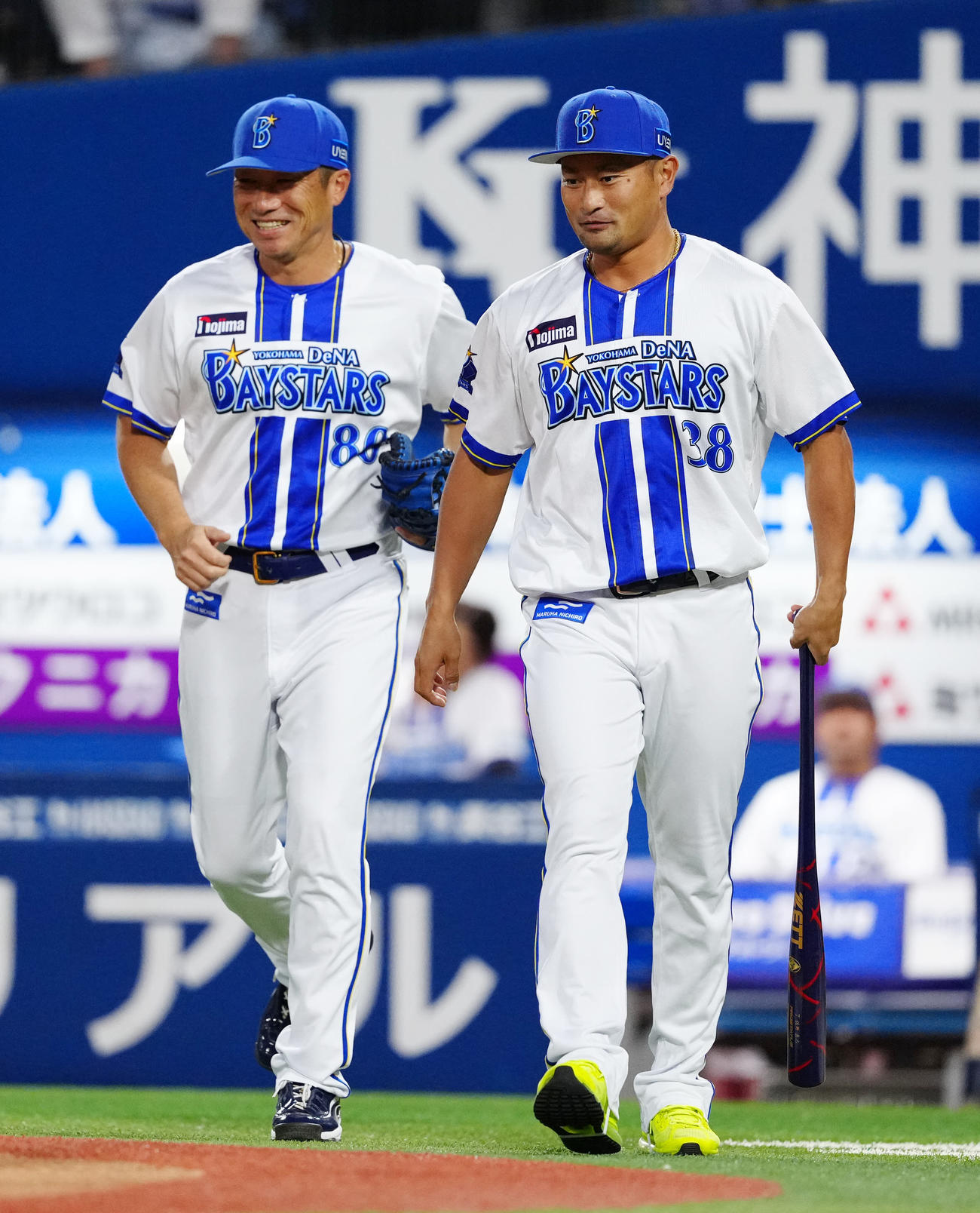 DeNA対ヤクルト　試合前、セレモニアルピッチに臨む男子ゴルフ松山の打者役を務めるDeNA森唯（右）。左は捕手役の相川コーチ（撮影・江口和貴）
