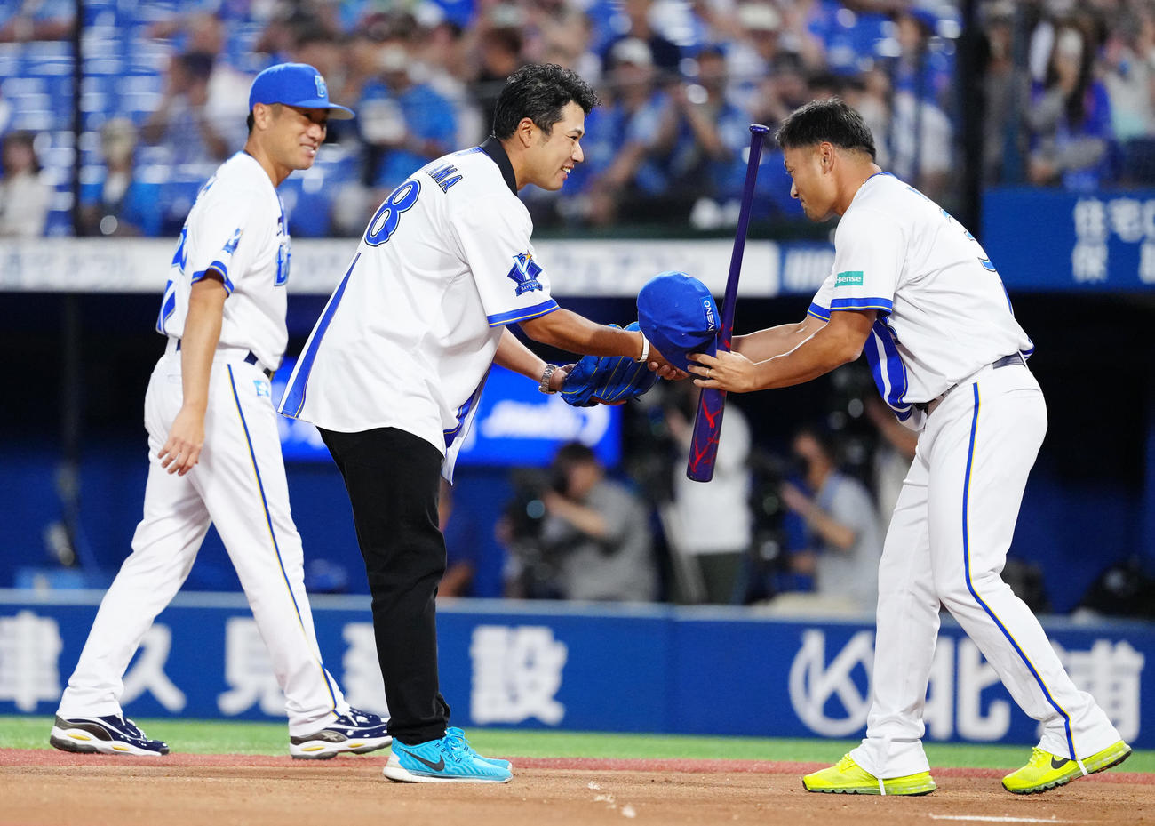DeNA対ヤクルト　試合前、セレモニアルピッチに臨み、DeNA森唯（右）と握手を交わす男子ゴルフの松山（撮影・江口和貴）