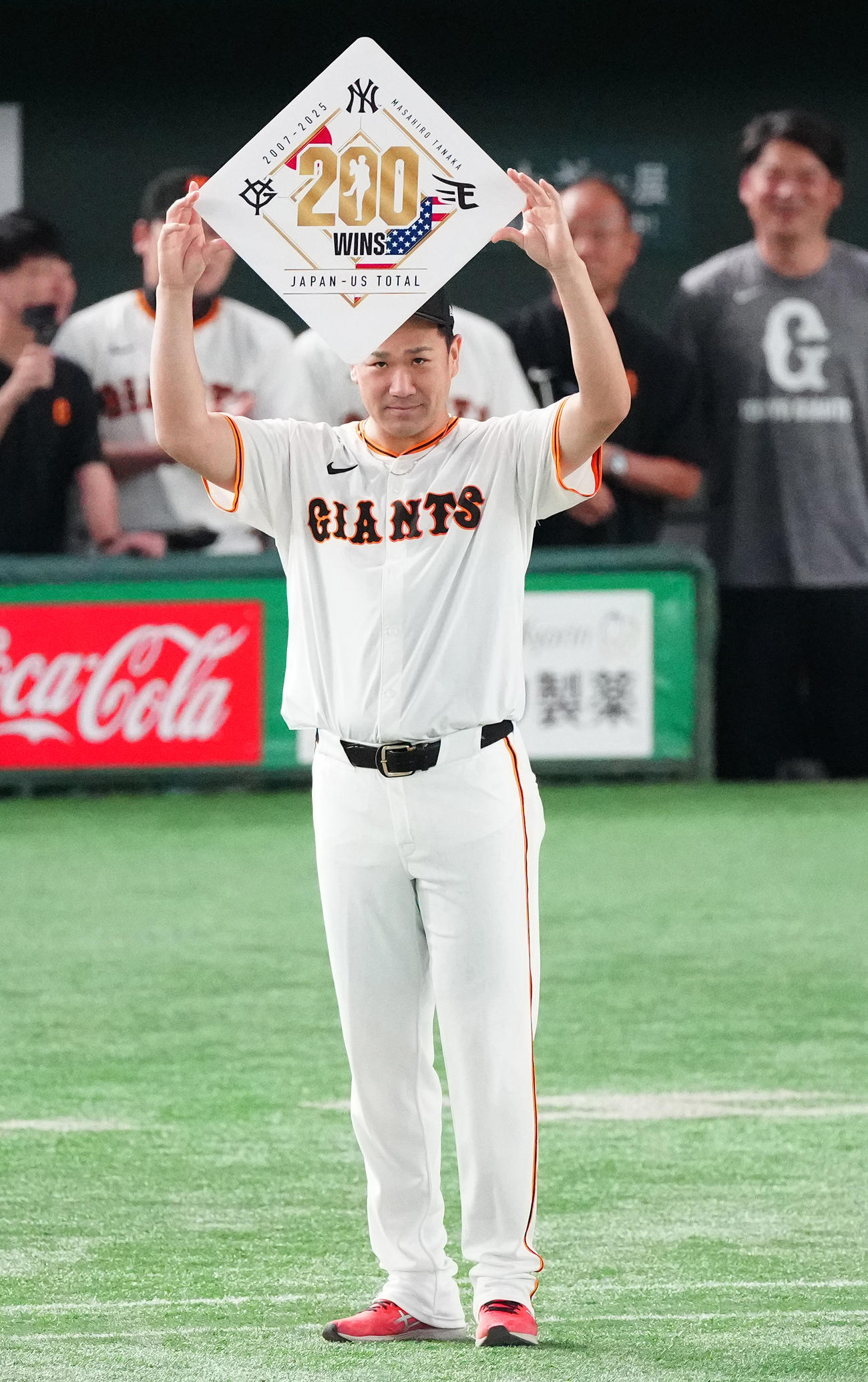 巨人対中日　日米通算200勝を達成した巨人田中将は笑顔でボードを掲げる（撮影・鈴木みどり）