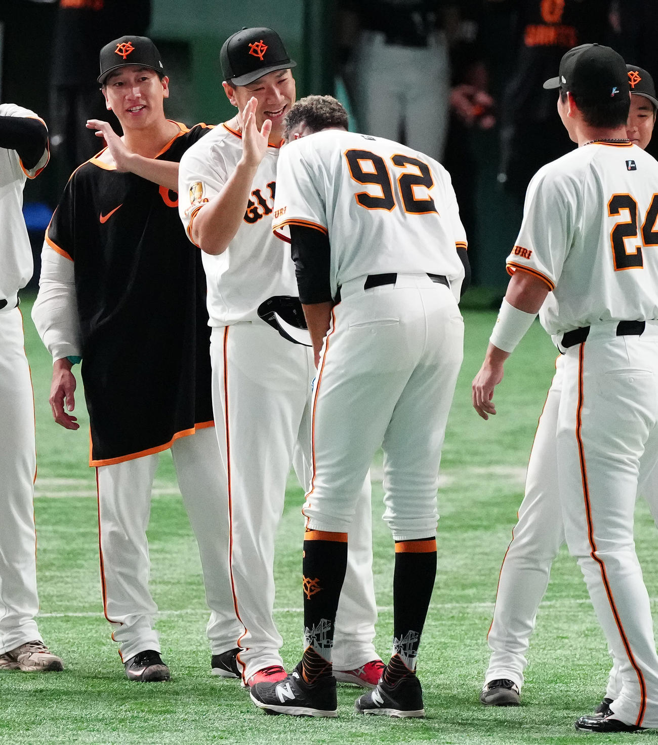 巨人対中日　日米通算200勝を達成した巨人田中将（左から2人目）に頭を下げるマルティネス（同3人目）（撮影・鈴木みどり）