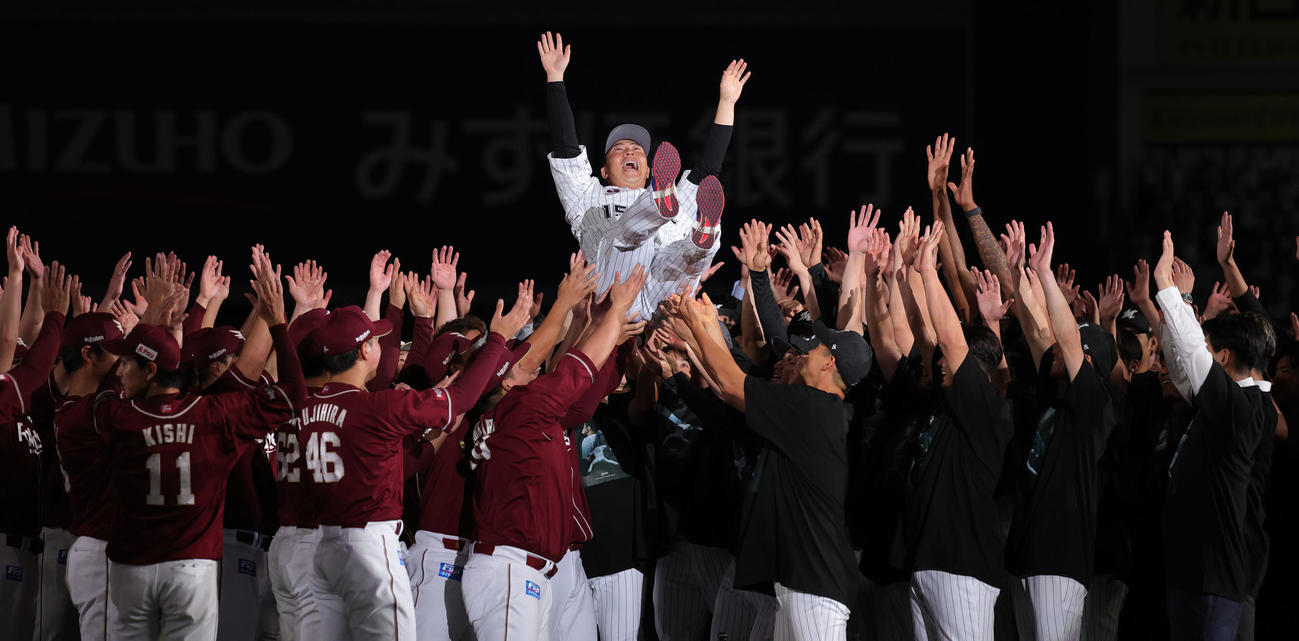 ロッテ対楽天　引退試合で両チーム選手から胴上げされるロッテ美馬（撮影・野上伸悟）