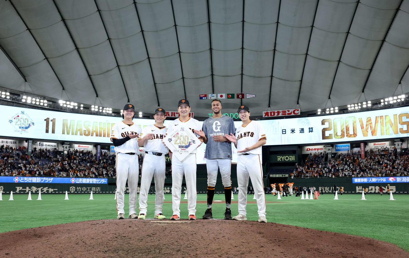 巨人対中日　日米通算200勝を達成した巨人田中将（中央）はマウンドで、左から田中瑛、小林、1人おいてマルティネス、大勢と記念撮影（撮影・浅見桂子）