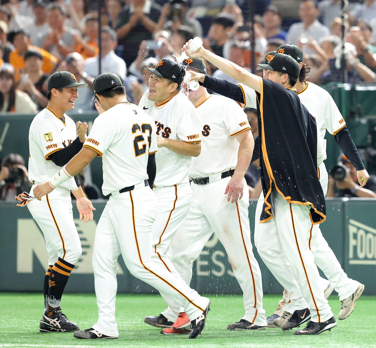 巨人対中日　日米通算200勝を達成し、仲間から手荒い祝福を受ける田中将（中央）（撮影・河田真司）