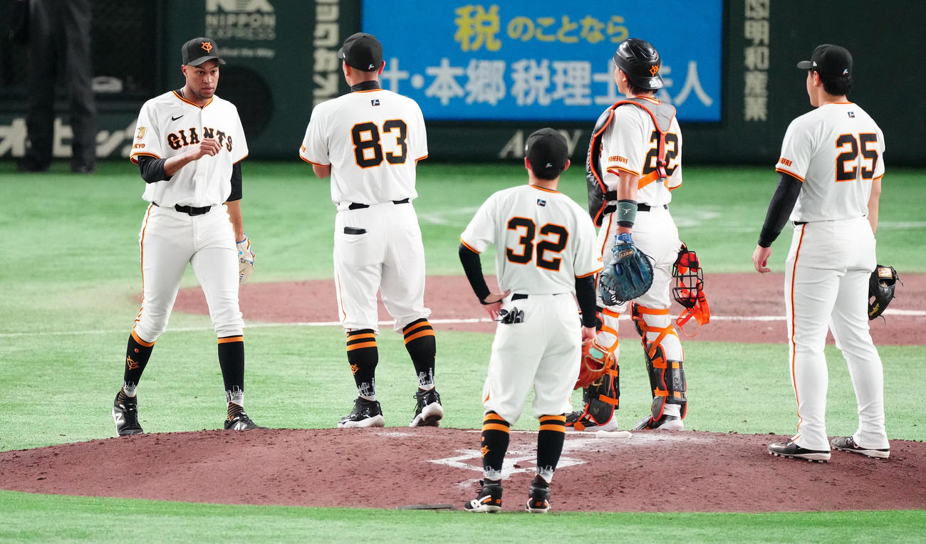 巨人対中日　8回表、マウンドへ向かう巨人マルティネス（左）。左から2人目は阿部監督（撮影・鈴木みどり）