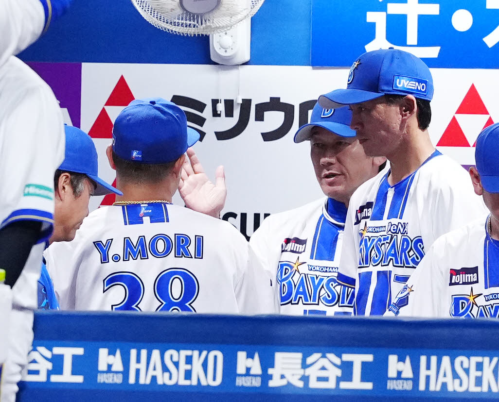 DeNA対ヤクルト　9回表終了後、ベンチでDeNA森唯（左）をねぎらう三浦監督（撮影・江口和貴）
