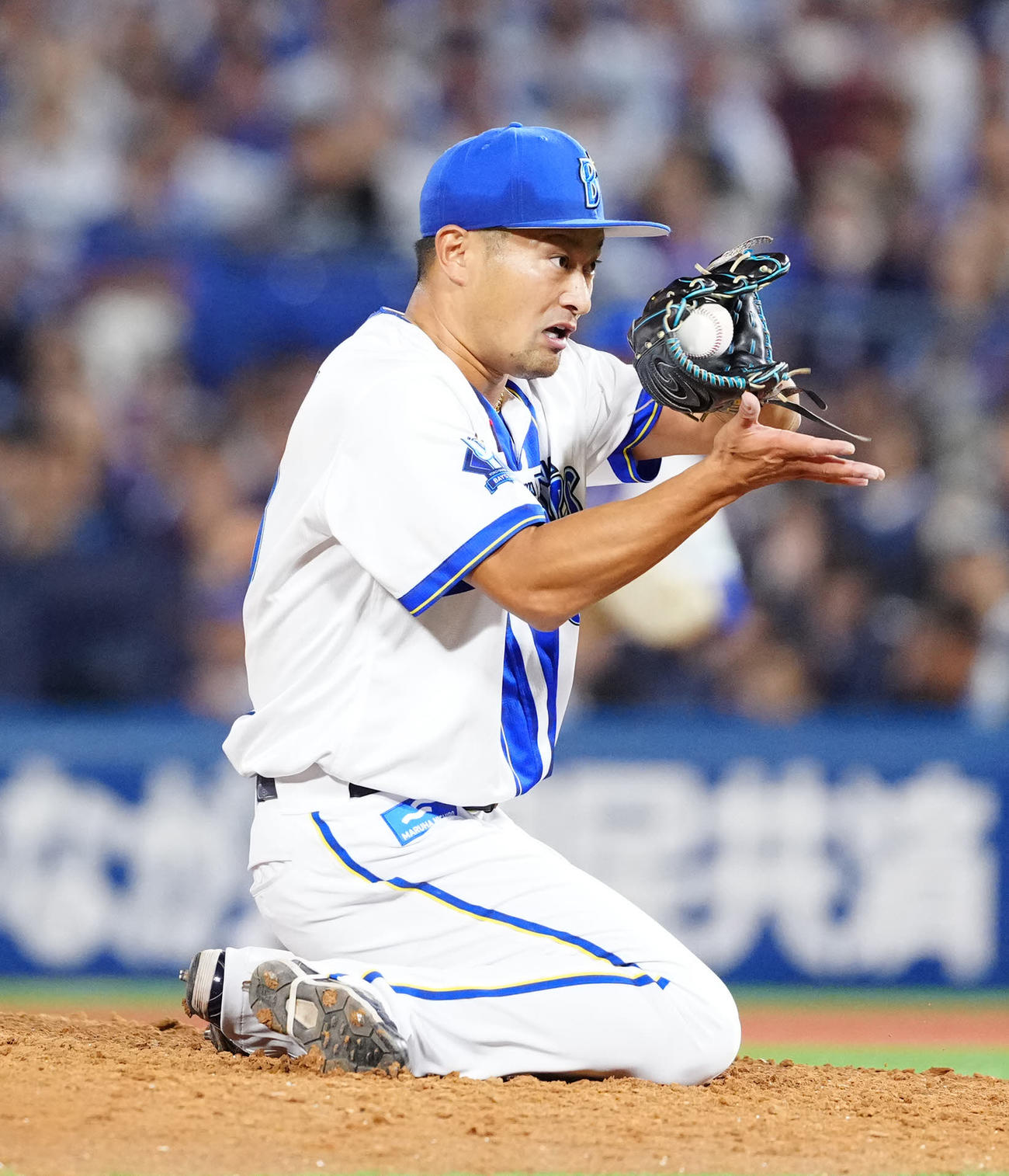 DeNA対ヤクルト　9回表ヤクルト無死、岩田に投手強襲内野安打を許す森唯（撮影・江口和貴）