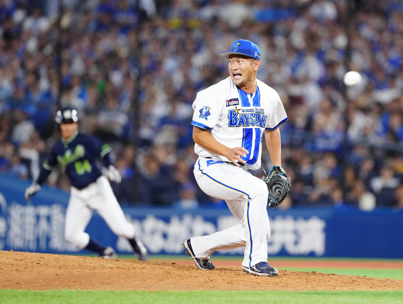 DeNA対ヤクルト　9回表ヤクルト1死一塁、北村恵を併殺に仕留める森唯（撮影・江口和貴）