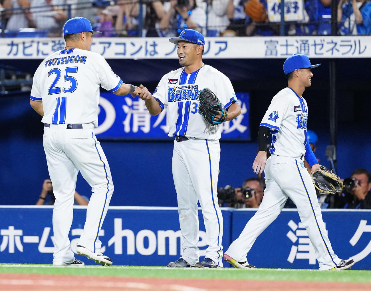 DeNA対ヤクルト　9回表終了後、DeNA筒香（左）と握手を交わす森唯（撮影・江口和貴）