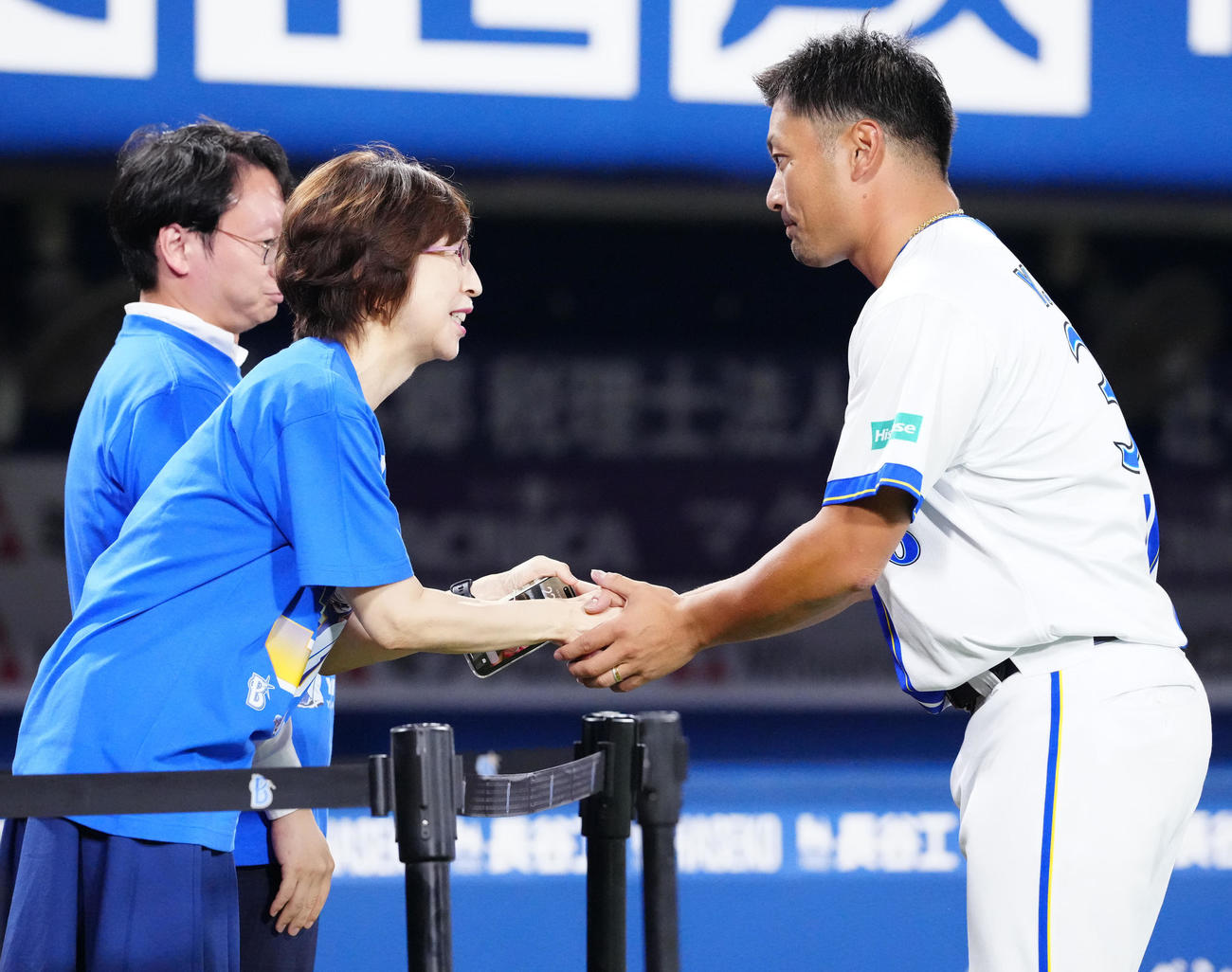 引退セレモニー後、DeNA南場オーナー（左）と握手を交わす森唯（撮影・江口和貴）