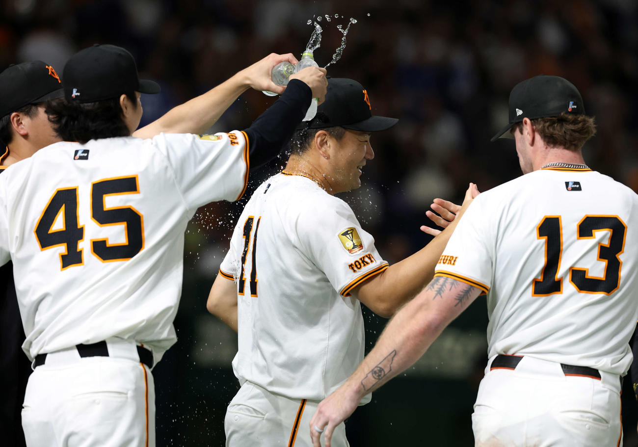巨人対中日　勝利を決めて日米通算200勝を達成した巨人田中将（中央）は田中瑛（左）らから水シャワーで祝福される（撮影（撮影・浅見桂子）