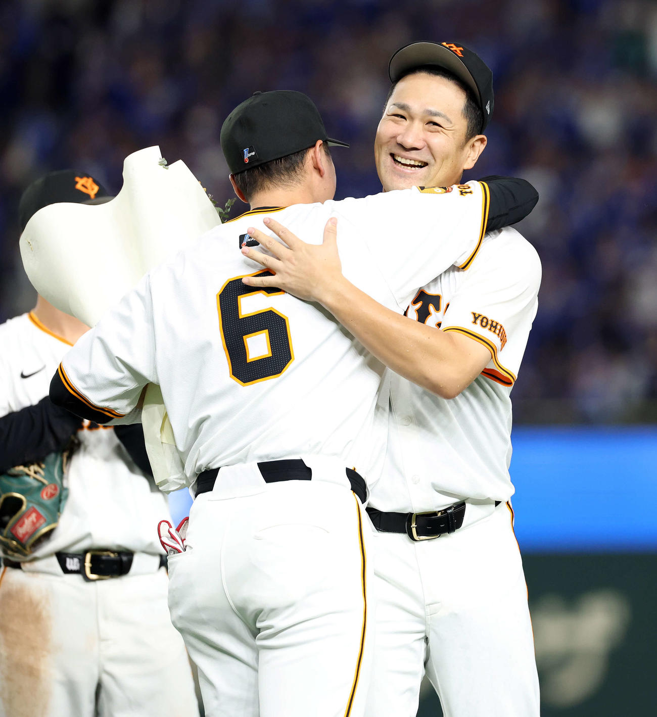 巨人対中日　日米通算200勝を達成した巨人田中将（右）は坂本から花束を贈られ笑顔で抱擁する（撮影・浅見桂子）