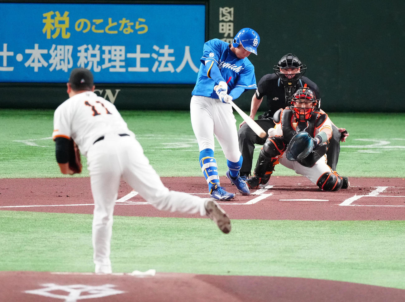巨人対中日　1回表中日無死、中前打を放つ岡林。投手田中将（撮影・鈴木みどり）
