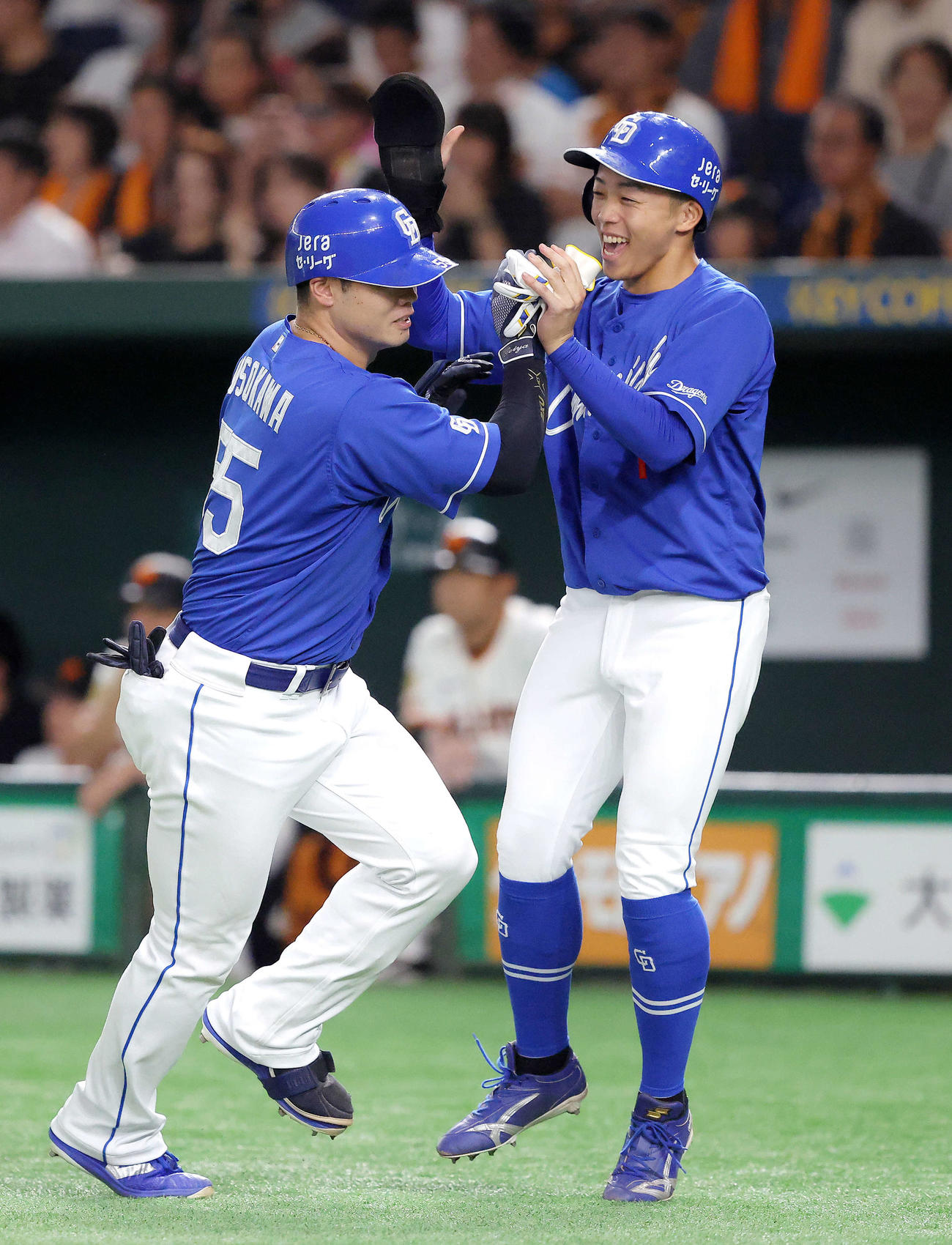 巨人対中日　3回表中日2死一塁、右中間2点本塁打で生還し、岡林（右）に迎えられる細川（撮影・河田真司）