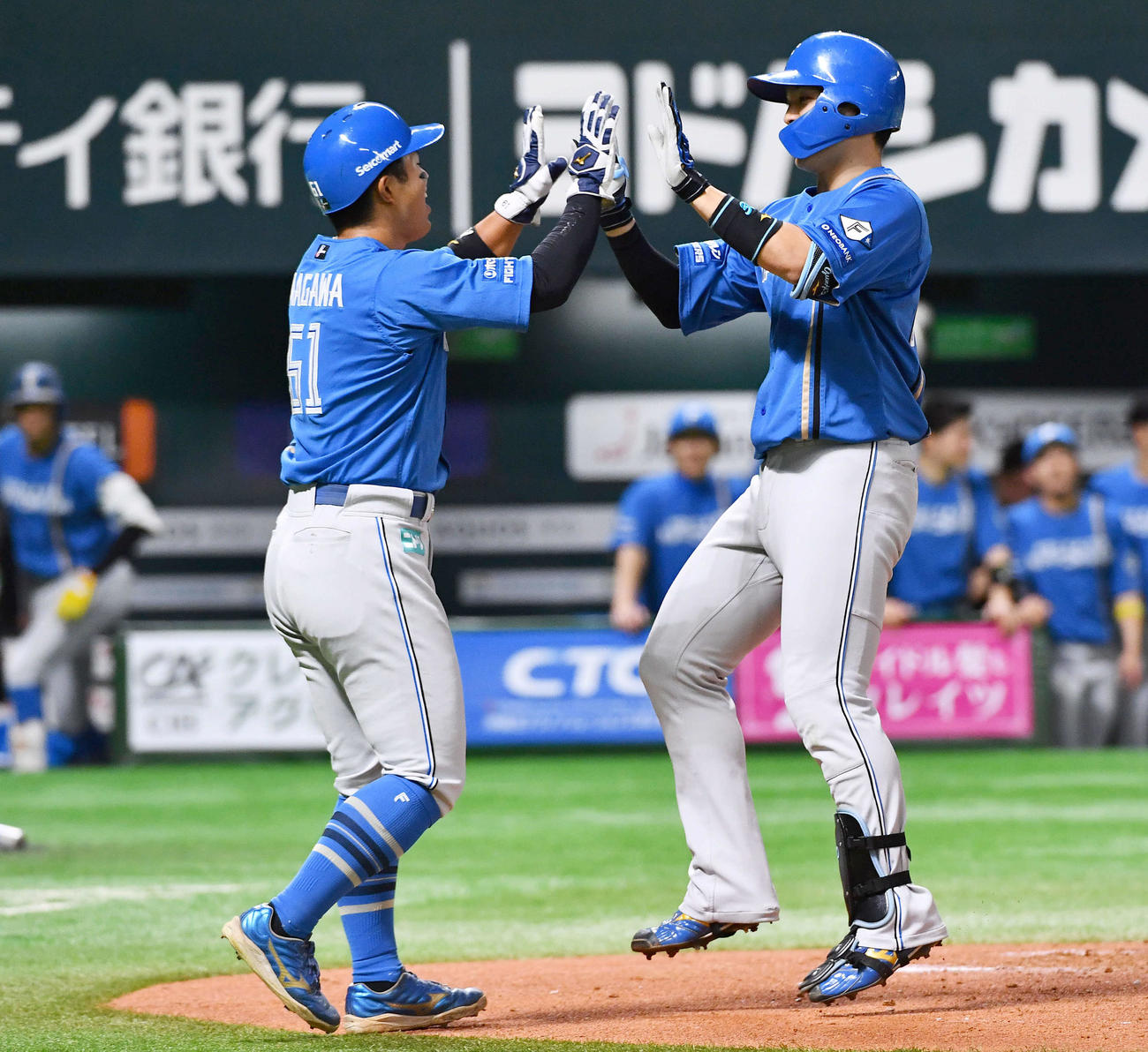 ソフトバンク対日本ハム　4回表日本ハム無死一塁、右中間へ先制2点本塁打を放った郡司（右）は今川とタッチを交わす（撮影・岩下翔太）