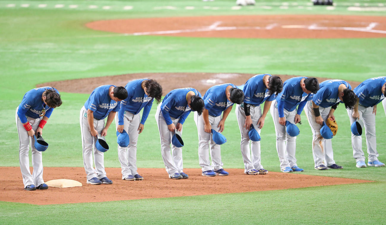 ソフトバンク対日本ハム　福岡みずほペイペイドームでの最終戦を終えスタンドのファンにあいさつする日本ハムナインと新庄監督（左）（撮影・梅根麻紀）