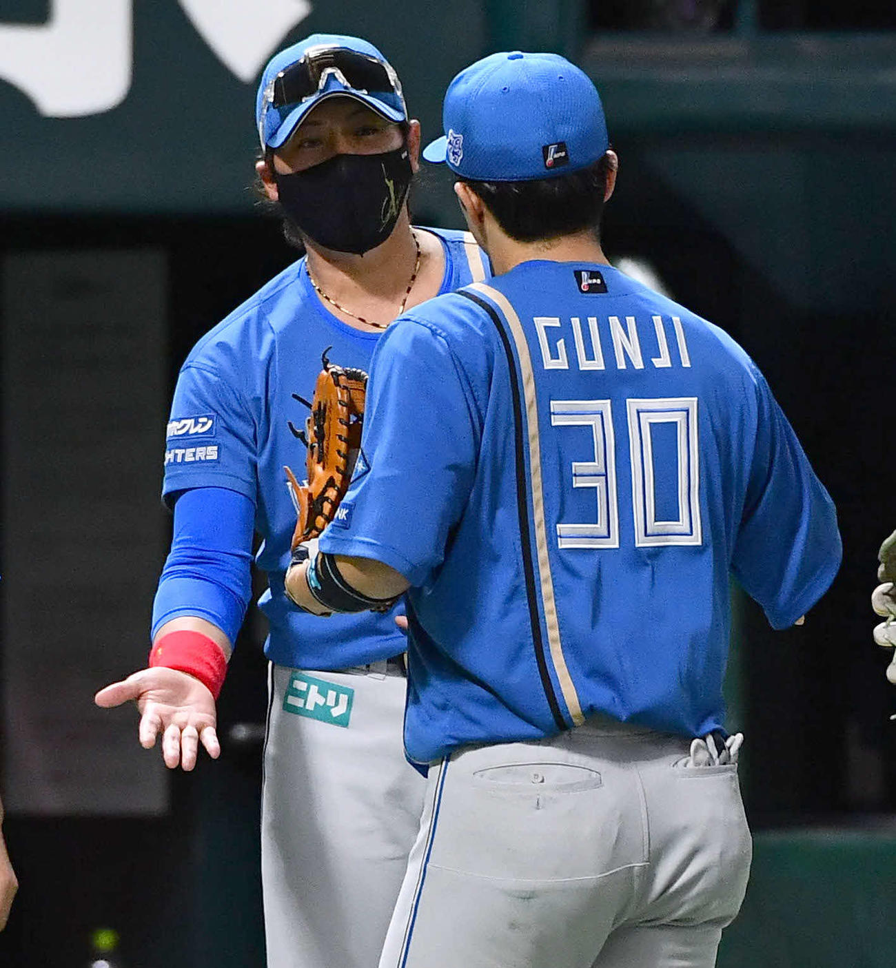 ソフトバンク対日本ハム　ソフトバンクに勝利し、郡司（右）らナインとタッチを交わす日本ハム新庄監督（撮影・岩下翔太）