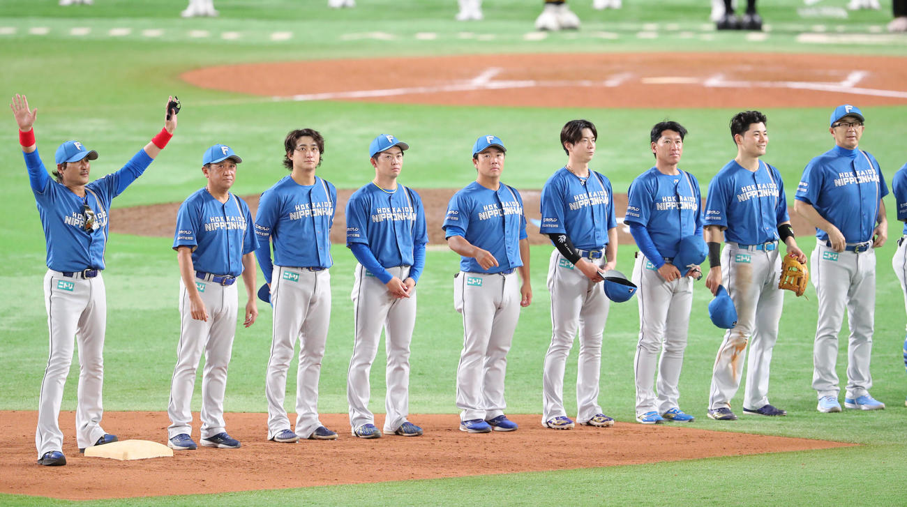 ソフトバンク対日本ハム　福岡みずほペイペイドームでの最終戦を終えスタンドのファンにあいさつする日本ハムナインと新庄監督（左）（撮影・梅根麻紀）