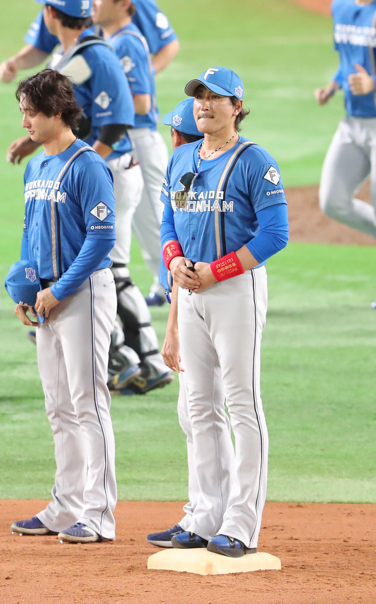 ソフトバンク対日本ハム　スタンドのファンにあいさつするために外野へ向かう日本ハム新庄監督（撮影・梅根麻紀）
