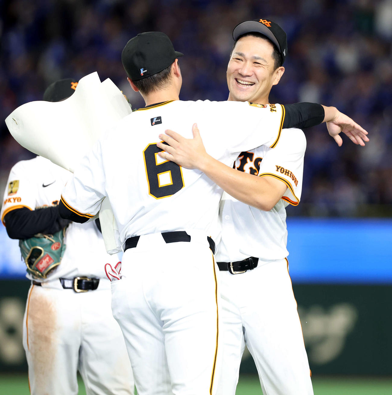 巨人対中日　日米通算200勝を達成した巨人田中将（右）は坂本から花束を贈られ笑顔で抱擁する（撮影・浅見桂子）