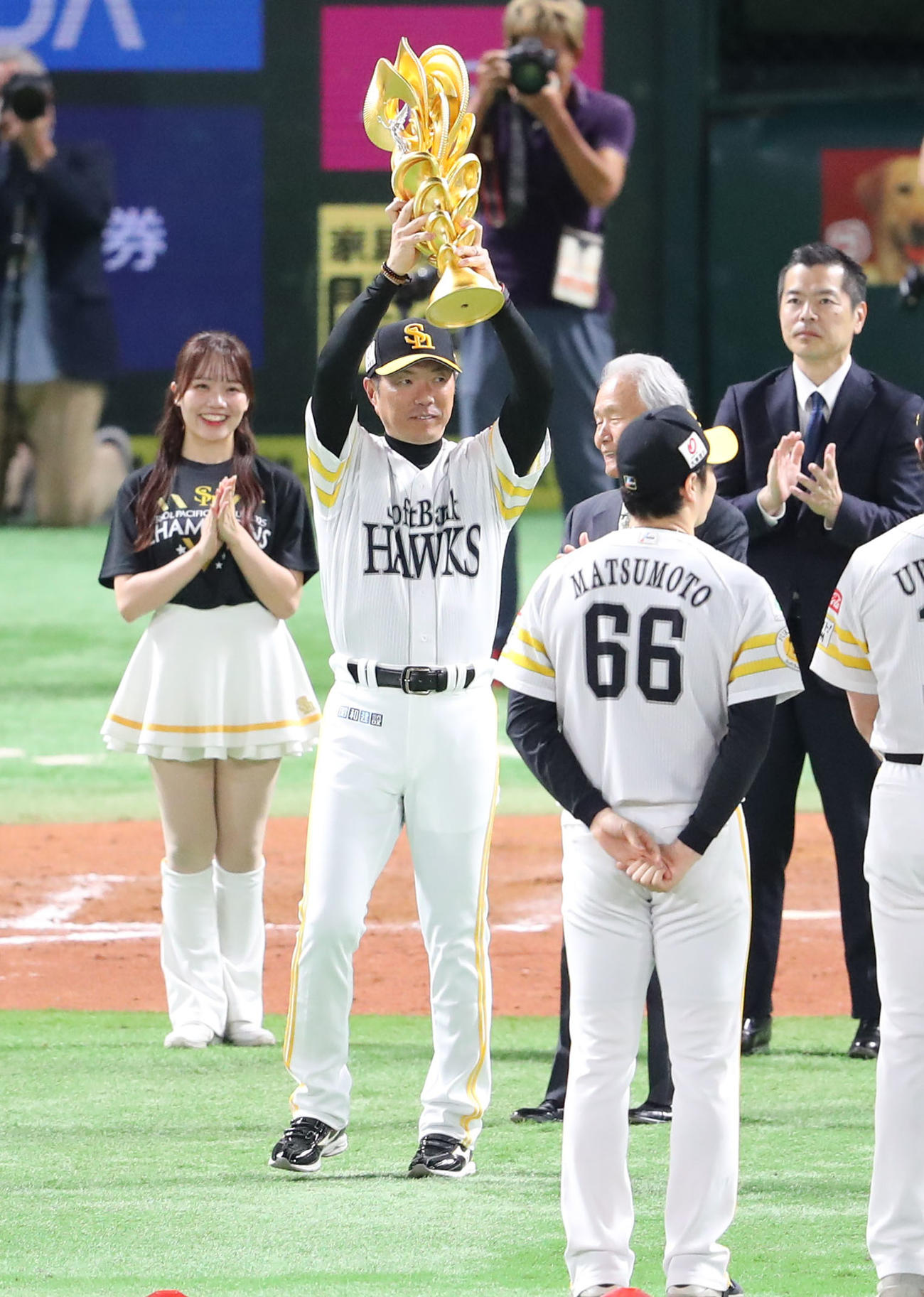 ソフトバンク対日本ハム　試合終了後のセレモニーでリーグ優勝のトロフィーを授与され高く掲げる小久保監督（撮影・梅根麻紀）