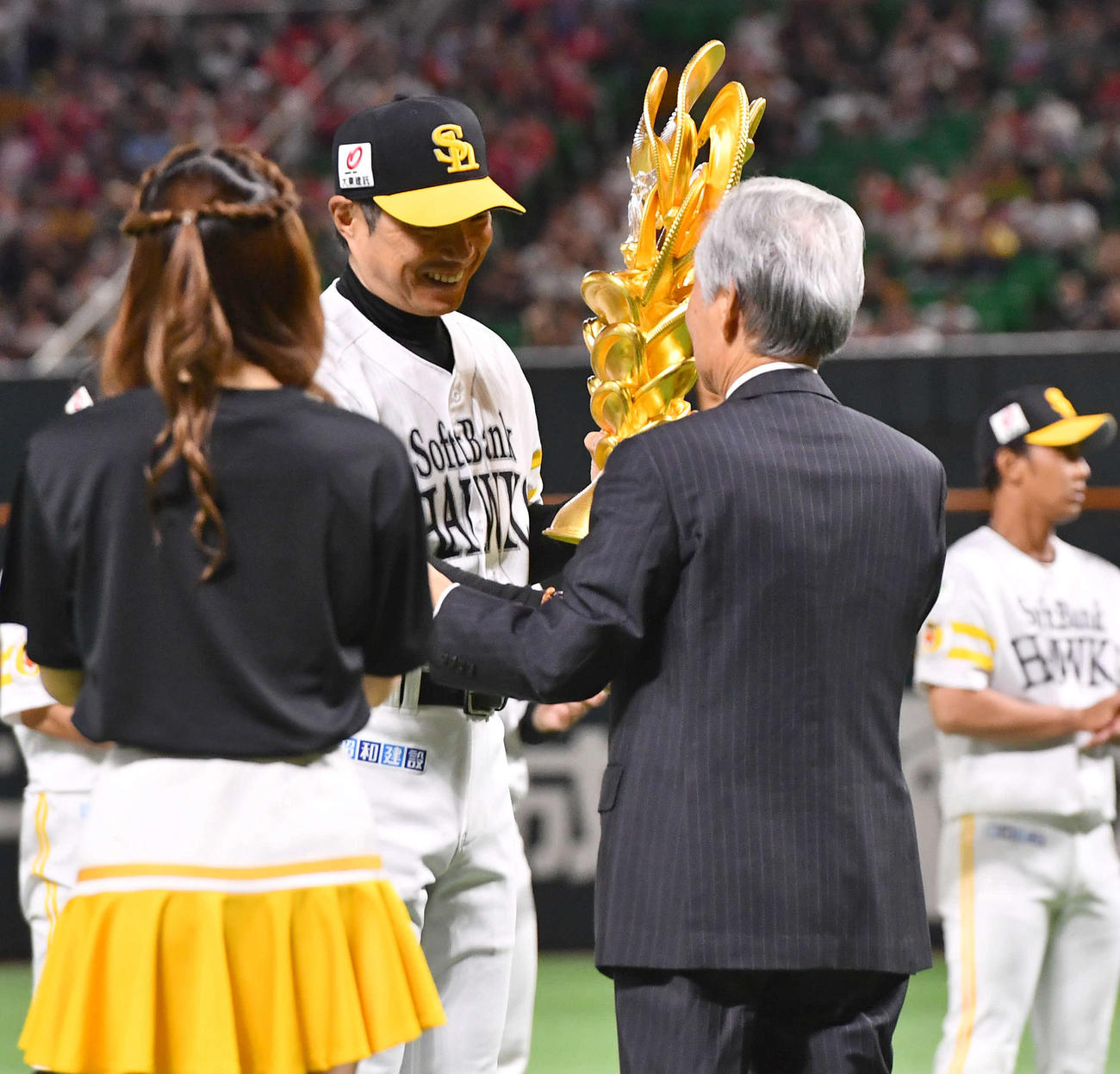 ソフトバンク対日本ハム　試合後に行われたリーグ優勝セレモニーでトロフィーを授与されるソフトバンク小久保監督（撮影・岩下翔太）