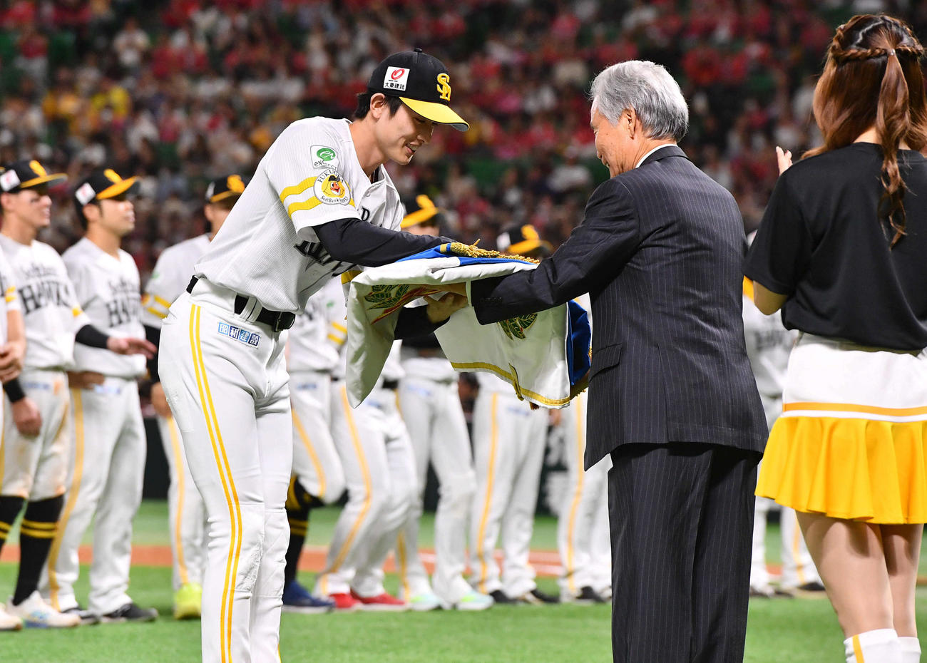 ソフトバンク対日本ハム　試合後に行われたリーグ優勝セレモニーでペナントを授与されるソフトバンク周東（撮影・岩下翔太）