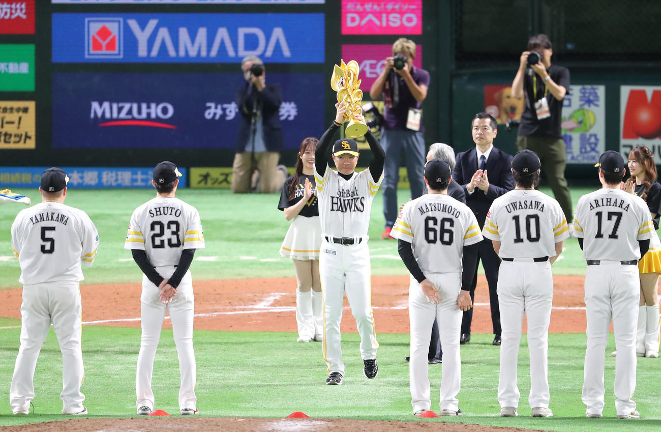 ソフトバンク対日本ハム　試合終了後のセレモニーでリーグ優勝のトロフィーを授与され高く掲げる小久保監督（撮影・梅根麻紀）