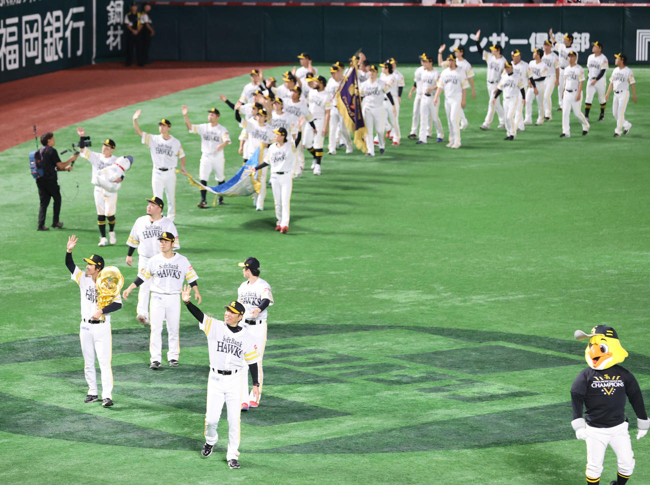 ソフトバンク対日本ハム　場内を一周するソフトバンクナイン（撮影・梅根麻紀）