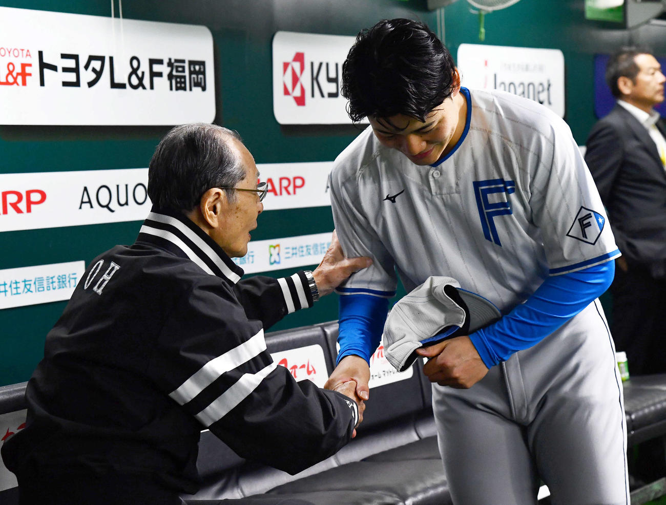 ソフトバンク対日本ハム　試合前、ソフトバンク王球団会長（左）と握手を交わす日本ハム清宮幸（撮影・岩下翔太）