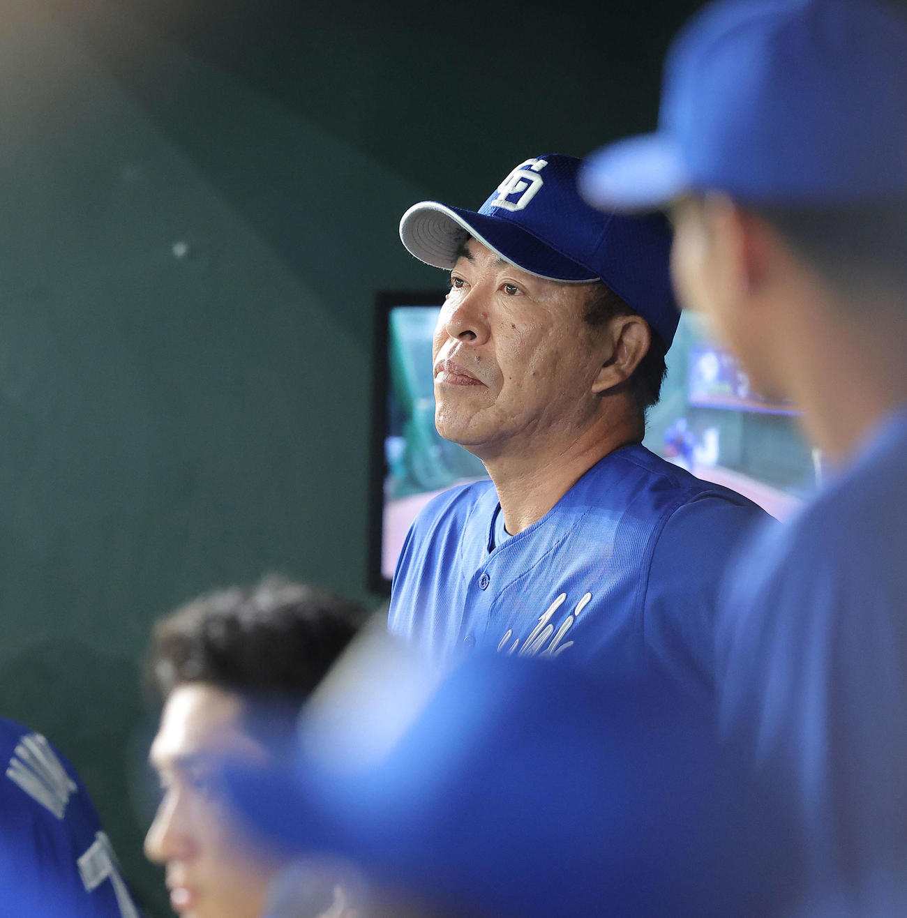 巨人対中日　8回表、戦況を見守る井上監督（撮影・河田真司）