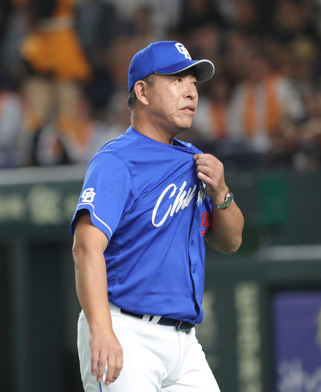 巨人対中日　7回表を終え、選手交代を告げる井上監督（撮影・河田真司）