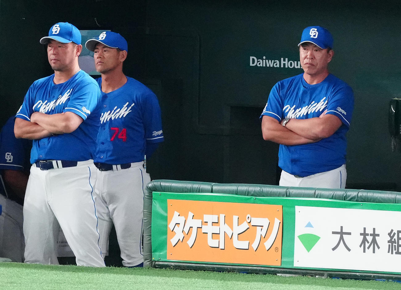 巨人対中日　ベンチで腕を組む中日井上監督（右）（撮影・鈴木みどり）