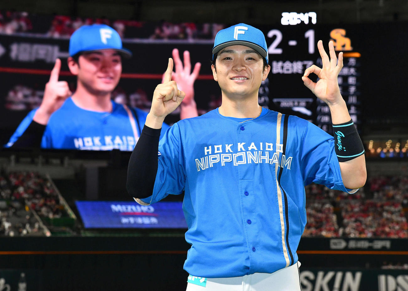 ソフトバンク対日本ハム　決勝点となる今季10号本塁打を放った日本ハム郡司は笑顔で10をつくる（撮影・岩下翔太）