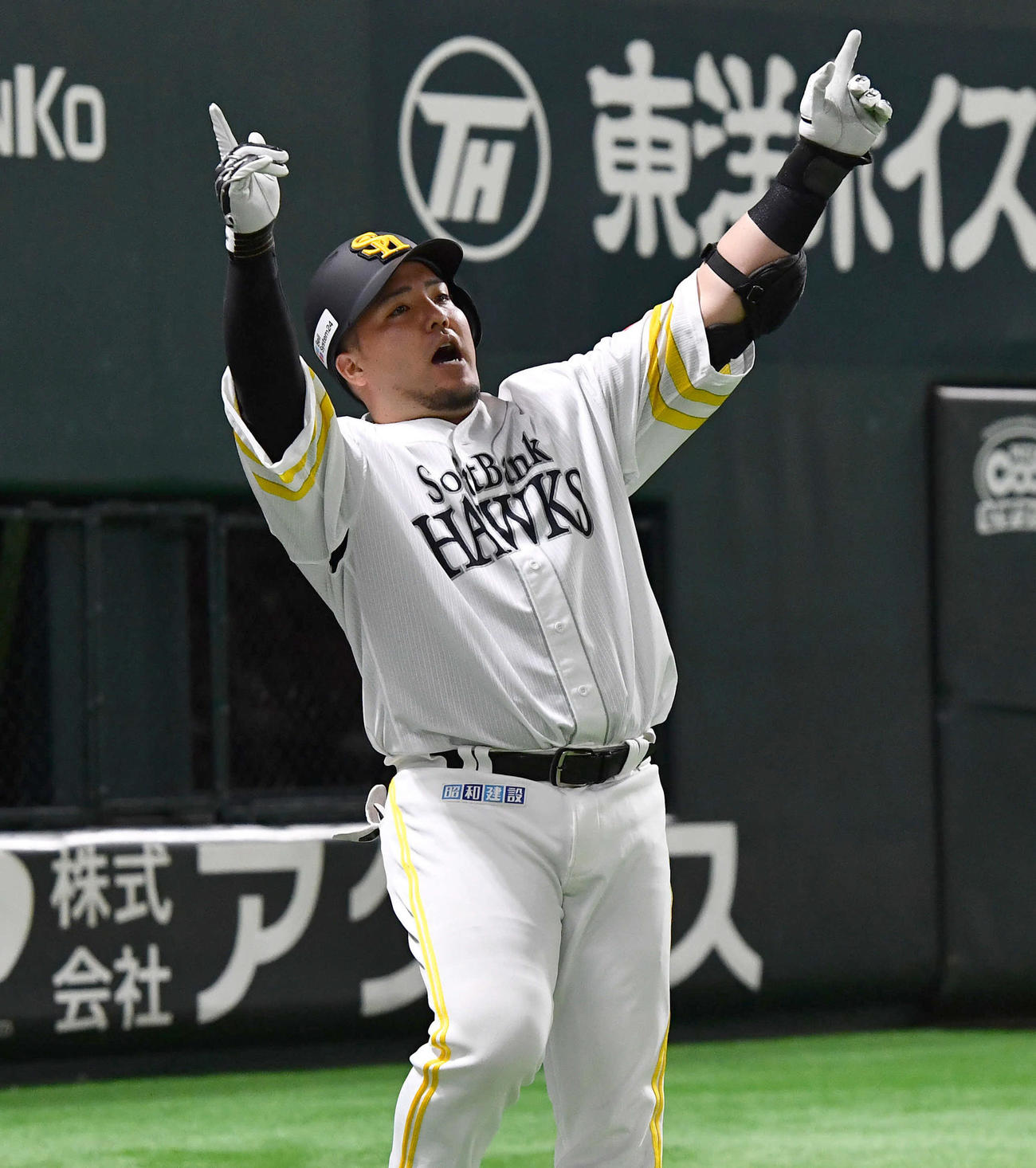 ソフトバンク対日本ハム　4回裏ソフトバンク2死、中越え本塁打を放ち、どすこいポーズを決める山川（撮影・岩下翔太）
