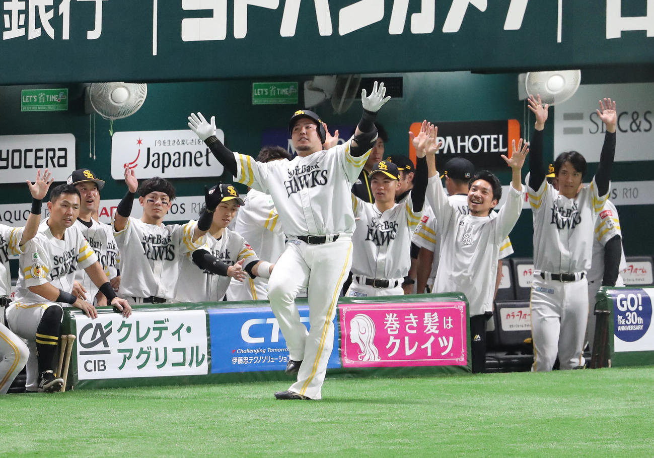 ソフトバンク対日本ハム　4回裏ソフトバンク2死、山川は中越えに本塁打を放ちポーズを決める（撮影・梅根麻紀）