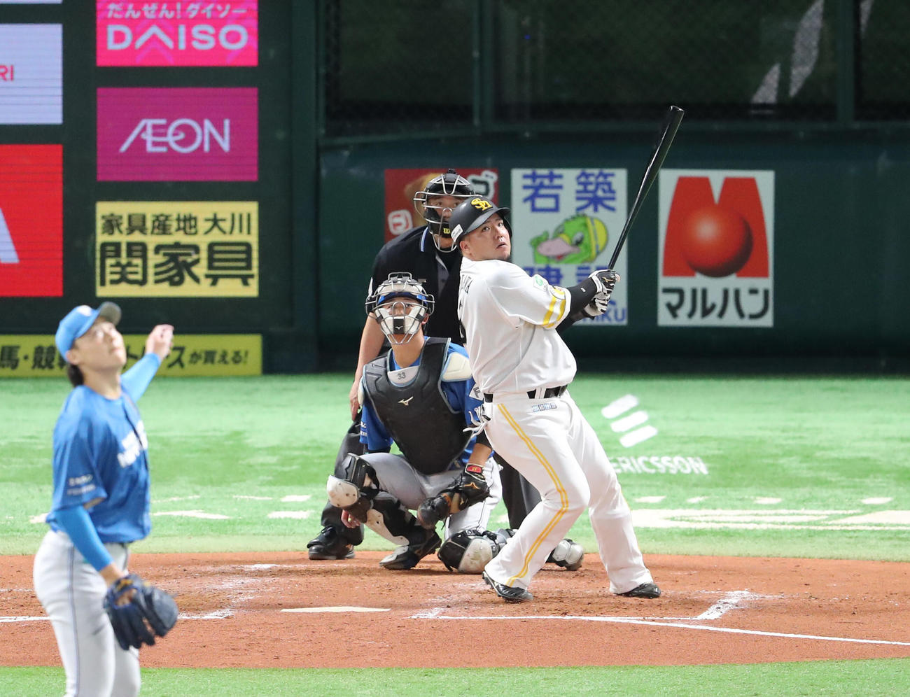 ソフトバンク対日本ハム　4回裏ソフトバンク2死、山川は中越えに本塁打を放つ（撮影・梅根麻紀）