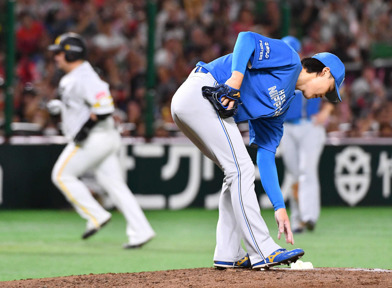 ソフトバンク対日本ハム　4回裏ソフトバンク2死、山川（左）に中越え本塁打を打たれた山崎（撮影・岩下翔太）