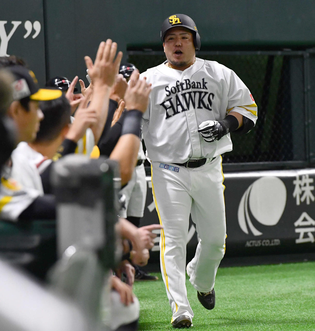 ソフトバンク対日本ハム　4回裏ソフトバンク2死、中越え本塁打を放ち、ナインとタッチを交わす山川（撮影・岩下翔太）