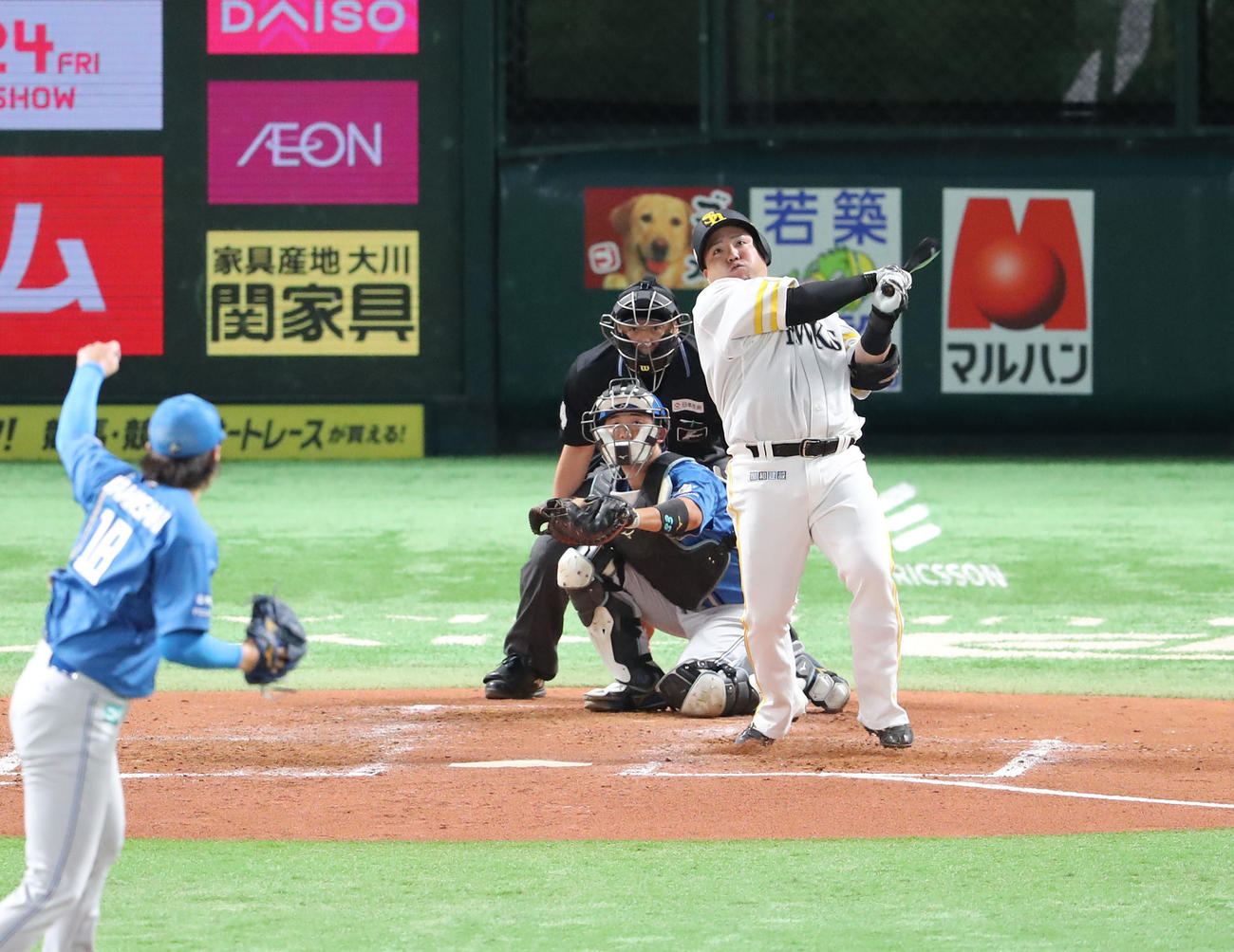 ソフトバンク対日本ハム　4回裏ソフトバンク2死、山川は中越えに本塁打を放つ（撮影・梅根麻紀）