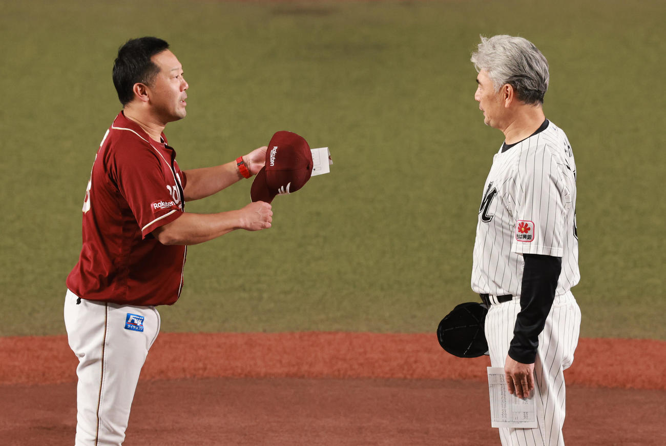 ロッテ対楽天　メンバー表の最終確認を行う楽天三木監督（左）とロッテ吉井監督（撮影・野上伸悟）