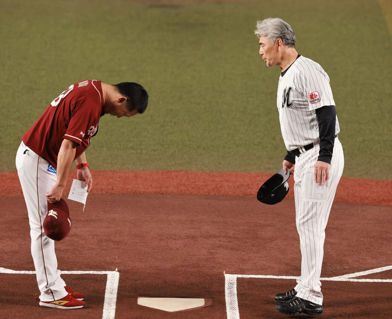 ロッテ対楽天　メンバー表の最終確認を行う楽天三木監督（左）とロッテ吉井監督（撮影・野上伸悟）