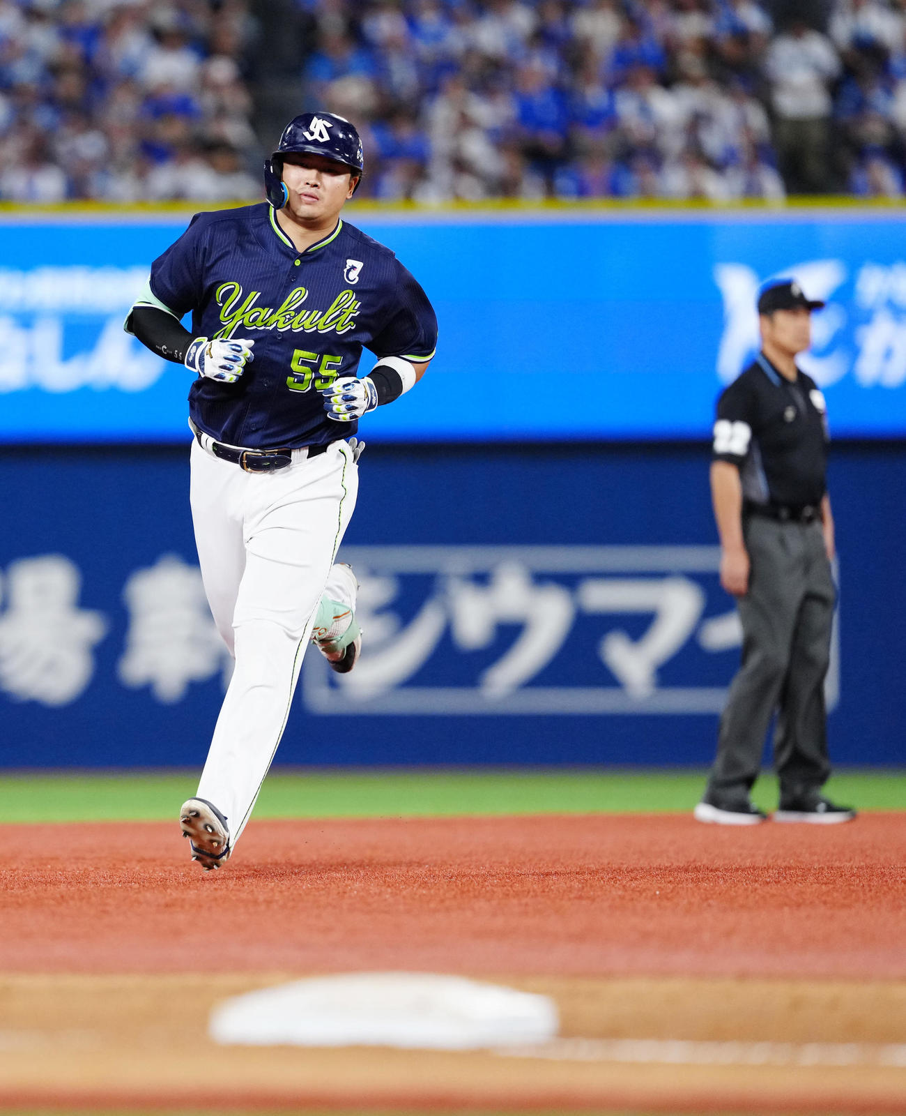 DeNA対ヤクルト　3回表ヤクルト1死一塁、2点本塁打を放ちダイヤモンドを1周する村上（撮影・江口和貴）