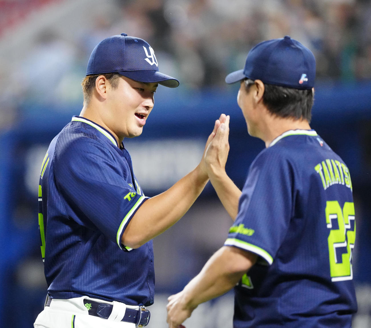 DeNA対ヤクルト　試合後、ヤクルト高津監督（右）とタッチを交わす村上（撮影・江口和貴）