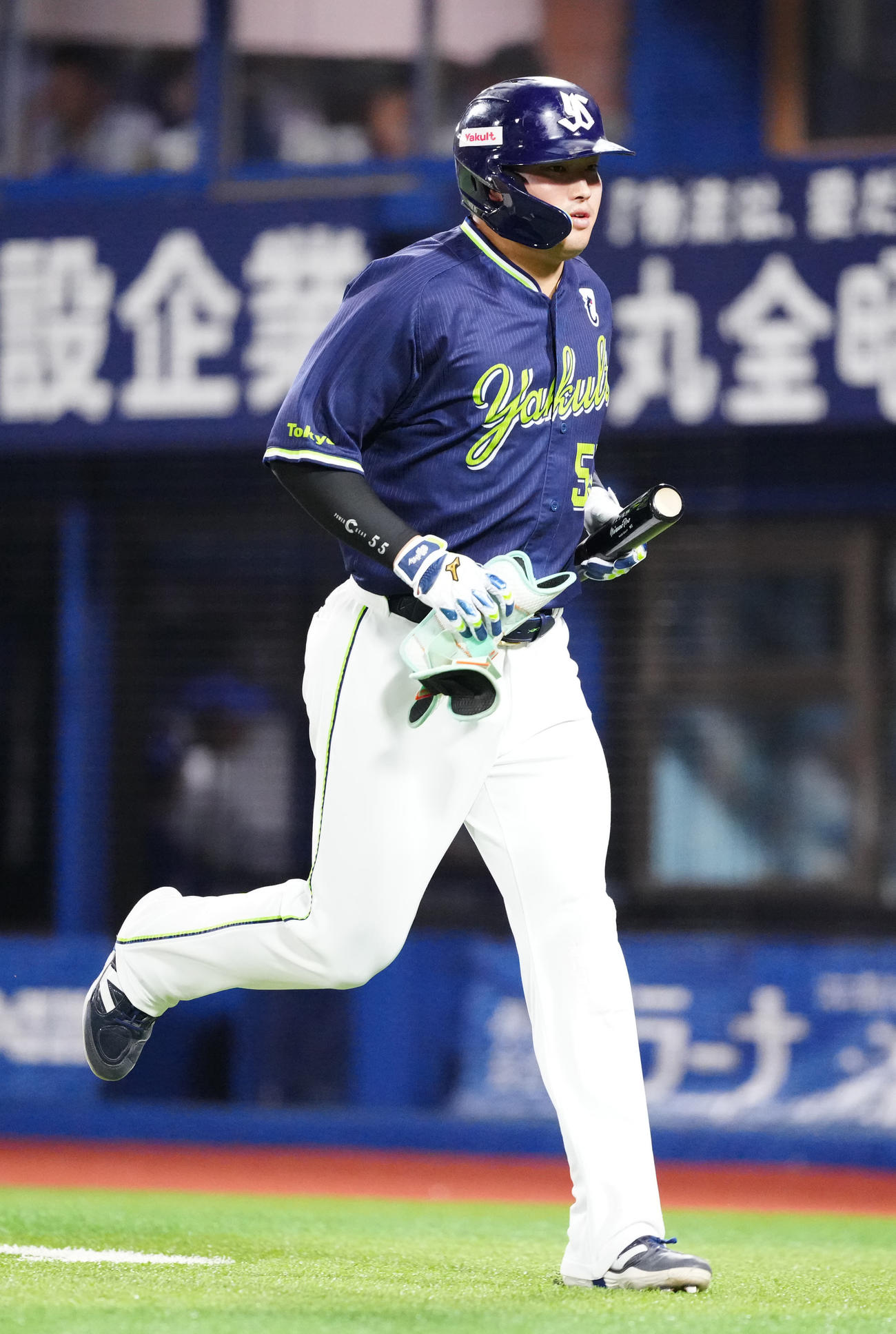 DeNA対ヤクルト　5回表ヤクルト2死三塁、四球で代走を送られベンチに引き揚げる村上（撮影・江口和貴）