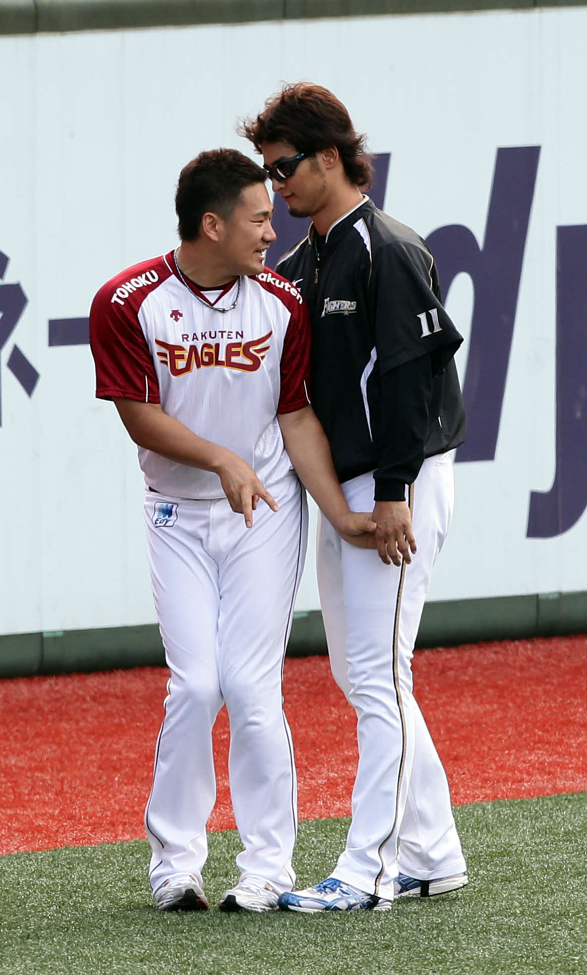 11年9月、楽天対日本ハム　試合前練習で日本ハム・ダルビッシュ（右）とじゃれ合う楽天田中将