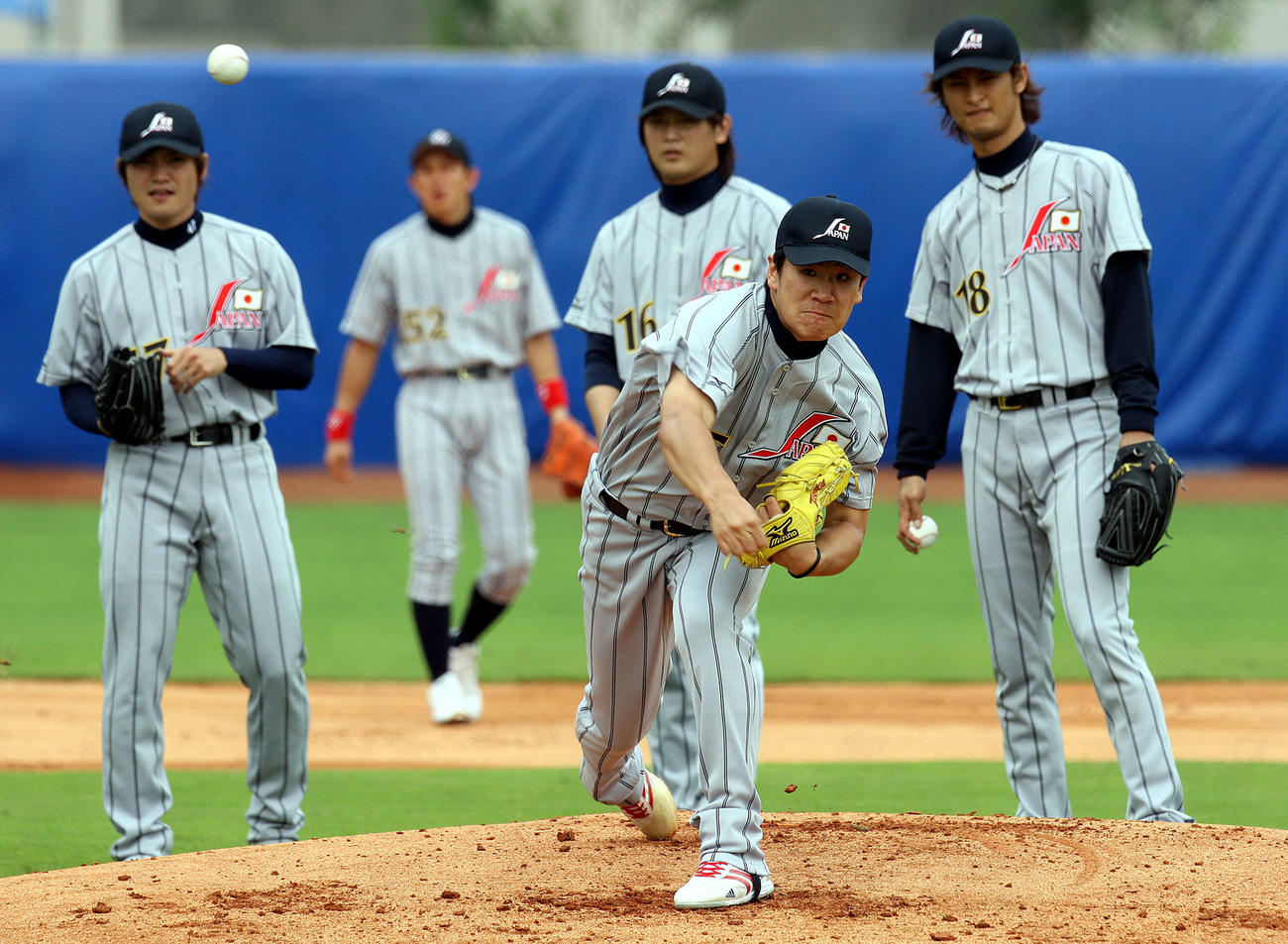 08年8月、北京五輪野球日本練習　投内連係でボールを投げ込む田中将。後方は左から杉内、涌井、ダルビッシュ