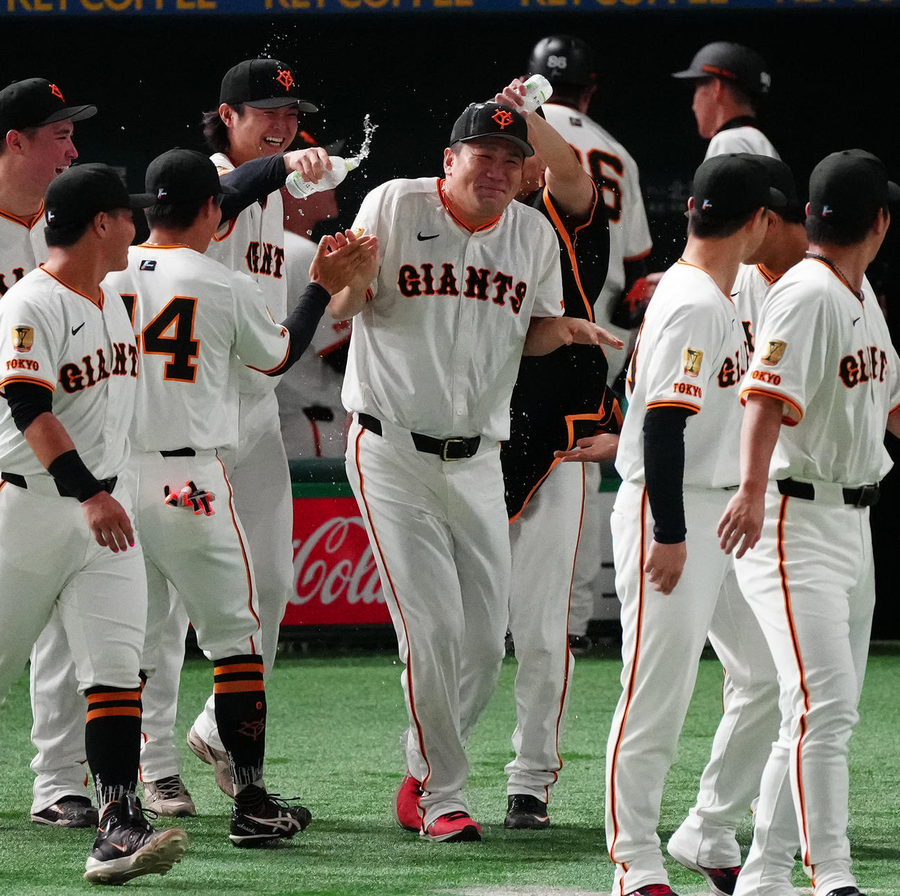 巨人対中日　日米通算200勝を達成した巨人田中将（中央）はナインから水をかけられ笑顔（撮影・鈴木みどり）