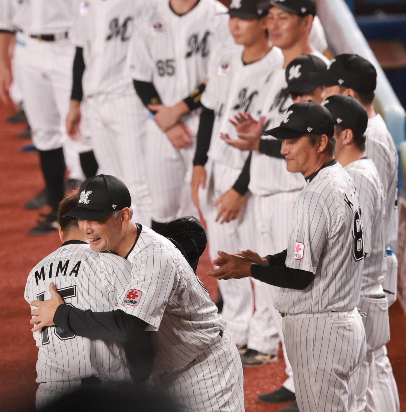 ロッテ対楽天　1回表楽天1死、引退登板を終え吉井監督（右）に抱きしめられるロッテ美馬（撮影・野上伸悟）