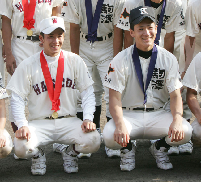 06年8月21日、第88回全国高校野球決勝再試合　早実対駒大苫小牧　笑顔で記念写真に納まる早実・斎藤佑樹（左）、駒大苫小牧・田中将大（右）